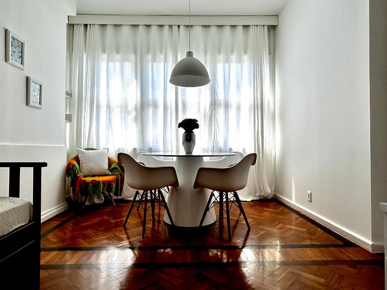 TIR17 #1910 - Av. Atlântica, 2 qts, ar sala/quarto